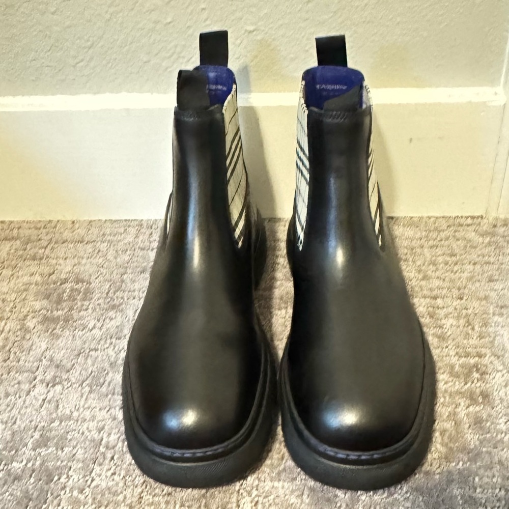 💰⬇️BURBERRY Black Leather Chelsea Boot with Blue Plaid Accent Men’s EU 45 - Picture 5 of 16